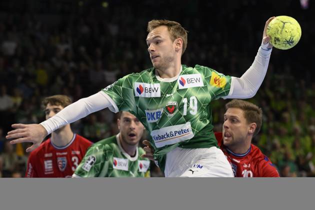 im Bild v.l.: Mathias Gidsel (Fuechse Berlin, 19), Zweikampf, Action, Kampf, kaempft um den Ball, GER, Berlin, Handball, Fuechse Berlin vs SG BBM Bietigheim, DAIKIN Handball-Bundesliga, in der Max Schmeling Halle, 04.05.2025, Copyright: HMBxMedia UwexKoch