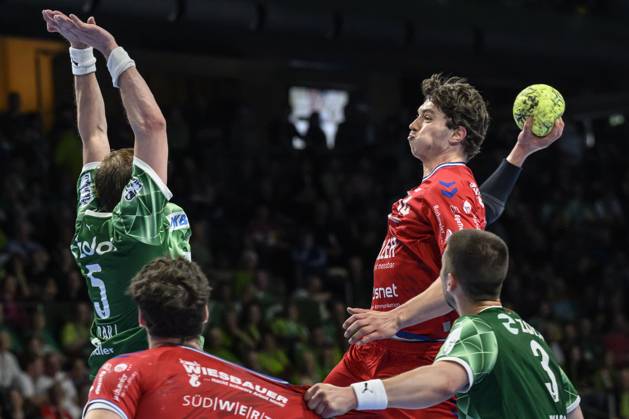 im Bild v.l.: Max Darj (Fuechse Berlin, 05), Fynn Nicolaus (SG BBM Bietigheim, 14), Zweikampf, Action, Kampf, kaempft um den Ball, GER, Berlin, Handball, Fuechse Berlin vs SG BBM Bietigheim, DAIKIN Handball-Bundesliga, in der Max Schmeling Halle, 04.05.2025, Copyright: HMBxMedia UwexKoch