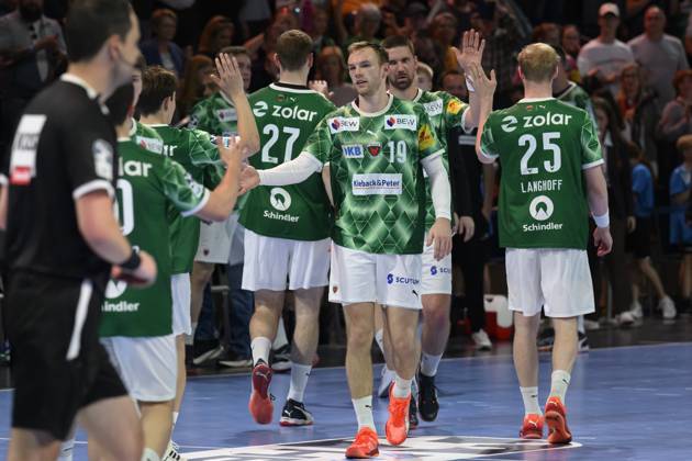 im Bild v.l.: Mathias Gidsel (Fuechse Berlin, 19), freuen sich ueber ihren Sieg, GER, Berlin, Handball, Fuechse Berlin vs SG BBM Bietigheim, DAIKIN Handball-Bundesliga, in der Max Schmeling Halle, 04.05.2025, Copyright: HMBxMedia UwexKoch