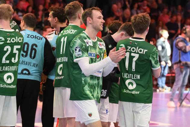 im Bild v.l.: Mathias Gidsel (Fuechse Berlin, 19), freuen sich ueber ihren Sieg, GER, Berlin, Handball, Fuechse Berlin vs SG BBM Bietigheim, DAIKIN Handball-Bundesliga, in der Max Schmeling Halle, 04.05.2025, Copyright: HMBxMedia UwexKoch