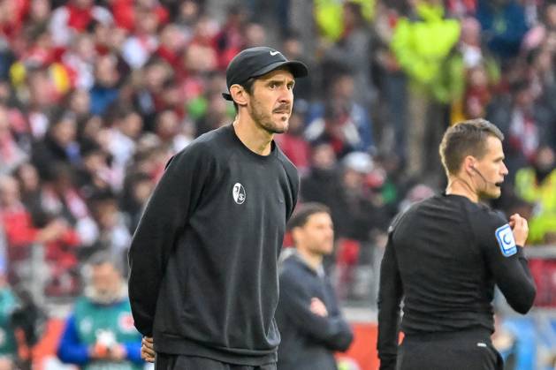 Julian Schuster (SC Freiburg, Trainer) mit neutraler Emotion. GER, SC Freiburg - Bayer 04 Leverkusen, Fussball, Bundesliga, 32. Spieltag, Saison 2024 2025, 04.05.2025 DFL DFB REGULATIONS PROHIBIT ANY USE OF PHOTOGRAPHS AS IMAGE SEQUENCES AND OR QUASI-VIDEO GER, SC Freiburg - Bayer 04 Leverkusen, Fussball, Bundesliga, 32. Spieltag, Saison 2024 2025, 04.05.2025 Freiburg Copyright: xEibner-Pressefoto ThomasxHessx EP_THS