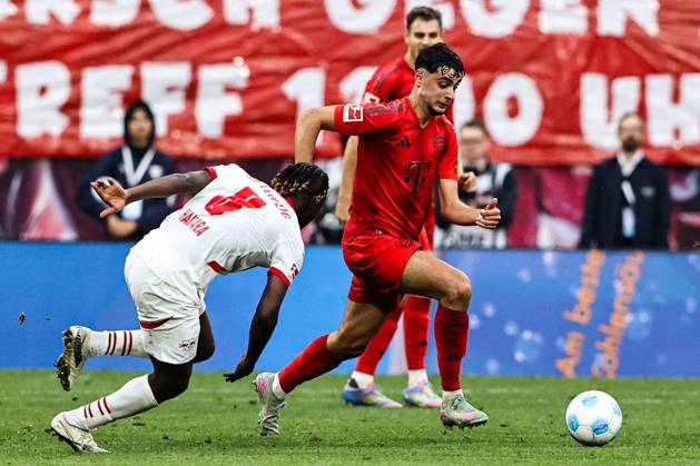 Aleksandar Pavlovic (FC Bayern München,45) gegen Amadou Haidara (RB Leipzig,8) - 1. Fussball Bundesliga Saison 2024-2025 Punktspiel RB Leipzig vs. FC Bayern München in der Red Bull Arena in Leipzig - Aktion,Fussball,Deutschland,Mann,Männer,03.05.2025