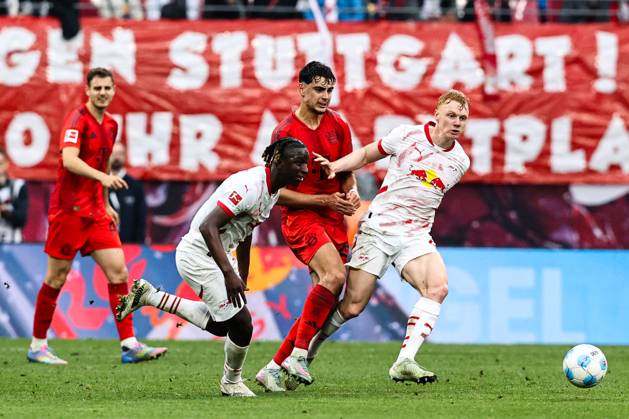 Aleksandar Pavlovic (FC Bayern München,45) gegen Nicolas Seiwald (RB Leipzig,13) und Amadou Haidara (RB Leipzig,8) - 1. Fussball Bundesliga Saison 2024-2025 Punktspiel RB Leipzig vs. FC Bayern München in der Red Bull Arena in Leipzig - Aktion,Fussball,Deutschland,Mann,Männer,03.05.2025
