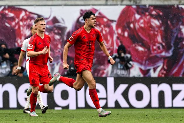 Aleksandar Pavlovic (FC Bayern München,45) und Joshua Kimmich (FC Bayern München,6) - 1. Fussball Bundesliga Saison 2024-2025 Punktspiel RB Leipzig vs. FC Bayern München in der Red Bull Arena in Leipzig - Aktion,Fussball,Deutschland,Mann,Männer,03.05.2025