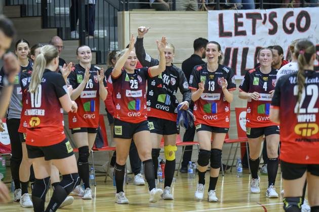 Wildcats jubeln nach 35:22 Heimsieg, SV Union Halle-Neustadt vs. Bergischer HC, Handball Frauen, 2. Bundesliga, 28. Spieltag, Saison 2024 25, 10.05.2025 Halle SWH Arena Sachsen-Anhalt Deutschland
