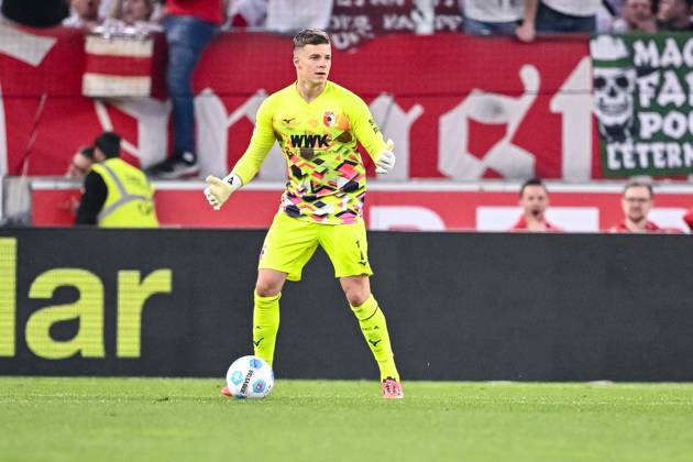 Torwart Finn Dahmen (FC Augsburg) in Aktion, am Ball, Einzelaktion waehrend des Spiels der 1. Bundesliga zwischen VfB Stuttgart und FC Augsburg, MHPArena Stuttgart am 11. May 2025 in Stuttgart, Deutschland. (Foto von Harry Langer DeFodi Images) +++ Torwart Finn Dahmen (FC Augsburg) controls the Ball during the Bundesliga match between VfB Stuttgart and FC Augsburg at MHPArena Stuttgart on May 11, 2025 in Stuttgart, Germany. (Photo by Harry Langer DeFodi Images) DFL regulations prohibit any use of photographs as image sequences and or quasi-video. (Photo by Harry Langer DeFodi Images) DFL regulations prohibit any use of photographs as image sequences and or quasi-video.