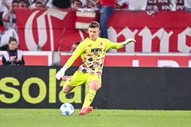 Torwart Finn Dahmen (FC Augsburg) in Aktion, am Ball, Einzelaktion waehrend des Spiels der 1. Bundesliga zwischen VfB Stuttgart und FC Augsburg, MHPArena Stuttgart am 11. May 2025 in Stuttgart, Deutschland. (Foto von Harry Langer DeFodi Images) +++ Torwart Finn Dahmen (FC Augsburg) controls the Ball during the Bundesliga match between VfB Stuttgart and FC Augsburg at MHPArena Stuttgart on May 11, 2025 in Stuttgart, Germany. (Photo by Harry Langer DeFodi Images) DFL regulations prohibit any use of photographs as image sequences and or quasi-video. (Photo by Harry Langer DeFodi Images) DFL regulations prohibit any use of photographs as image sequences and or quasi-video.