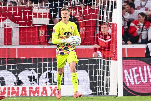 Torwart Finn Dahmen (FC Augsburg) in Aktion, am Ball, Einzelaktion waehrend des Spiels der 1. Bundesliga zwischen VfB Stuttgart und FC Augsburg, MHPArena Stuttgart am 11. May 2025 in Stuttgart, Deutschland. (Foto von Harry Langer DeFodi Images) +++ Torwart Finn Dahmen (FC Augsburg) controls the Ball during the Bundesliga match between VfB Stuttgart and FC Augsburg at MHPArena Stuttgart on May 11, 2025 in Stuttgart, Germany. (Photo by Harry Langer DeFodi Images) DFL regulations prohibit any use of photographs as image sequences and or quasi-video. (Photo by Harry Langer DeFodi Images) DFL regulations prohibit any use of photographs as image sequences and or quasi-video.