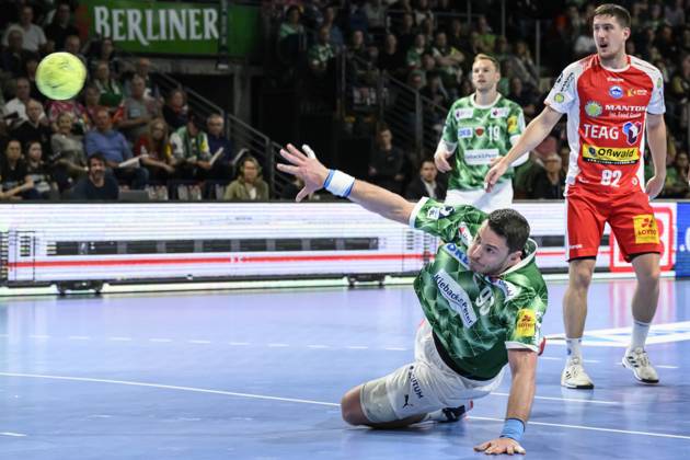 im Bild v.l.: Mijajlo Marsenic (Fuechse Berlin, 93), Zweikampf, Action, Kampf, kaempft um den Ball, GER, Berlin, Handball, Fuechse Berlin vs ThSV Eisenach, DAIKIN Handball-Bundesliga, in der Max Schmeling Halle, 15.05.2025, Copyright: HMBxMedia UwexKoch