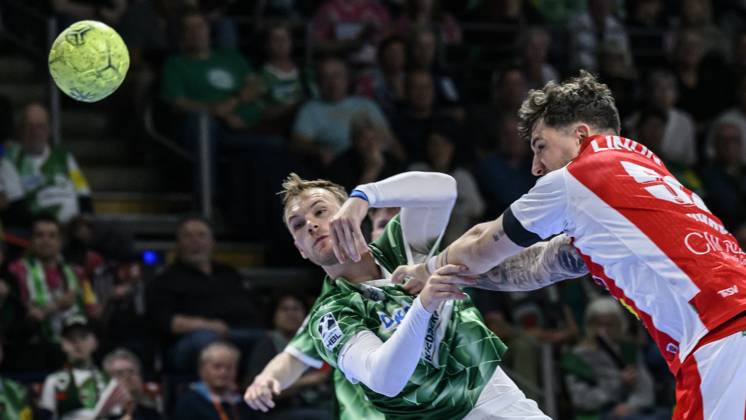 im Bild v.l.: Mathias Gidsel (Fuechse Berlin, 19), Justin Kurch (ThSV Eisenach, 52), Zweikampf, Action, Kampf, kaempft um den Ball, GER, Berlin, Handball, Fuechse Berlin vs ThSV Eisenach, DAIKIN Handball-Bundesliga, in der Max Schmeling Halle, 15.05.2025, Copyright: HMBxMedia UwexKoch