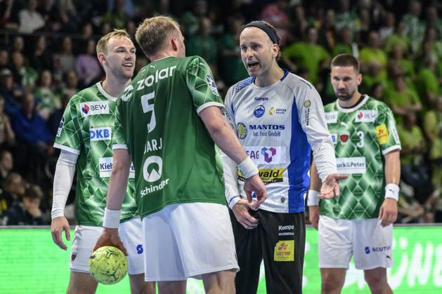 im Bild v.l.: Mathias Gidsel (Fuechse Berlin, 19), Max Darj (Fuechse Berlin, 05), Silvio Heinevetter (ThSV Eisenach, 12), diskutieren nach Faulspiel eines Eisenachers, GER, Berlin, Handball, Fuechse Berlin vs ThSV Eisenach, DAIKIN Handball-Bundesliga, in der Max Schmeling Halle, 15.05.2025, Copyright: HMBxMedia UwexKoch