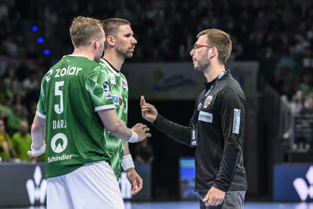 im Bild v.l.: Max Darj (Fuechse Berlin, 05), Fabian Wiede (Fuechse Berlin, 03), Jaron Siewert (Fuechse Berlin - Trainer), reden sprechen, vor der 2.ten Halbzeit, GER, Berlin, Handball, Fuechse Berlin vs ThSV Eisenach, DAIKIN Handball-Bundesliga, in der Max Schmeling Halle, 15.05.2025, Copyright: HMBxMedia UwexKoch