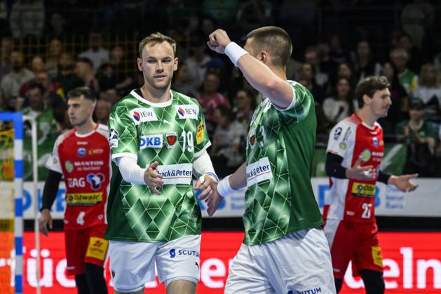 im Bild v.l.: Mathias Gidsel (Fuechse Berlin, 19), Fabian Wiede (Fuechse Berlin, 03), Tor, Treffer, Jubel, Torjubel, Freude, Begeisterung, feiert, GER, Berlin, Handball, Fuechse Berlin vs ThSV Eisenach, DAIKIN Handball-Bundesliga, in der Max Schmeling Halle, 15.05.2025, Copyright: HMBxMedia UwexKoch