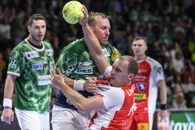 im Bild v.l.: Max Darj (Fuechse Berlin, 05), Fynn Hangstein (ThSV Eisenach, 10), Zweikampf, Action, Kampf, kaempft um den Ball, GER, Berlin, Handball, Fuechse Berlin vs ThSV Eisenach, DAIKIN Handball-Bundesliga, in der Max Schmeling Halle, 15.05.2025, Copyright: HMBxMedia UwexKoch
