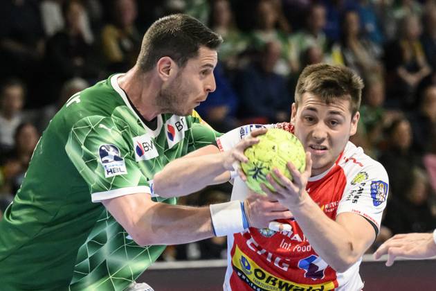 im Bild v.l.: Mijajlo Marsenic (Fuechse Berlin, 93), Aleksandar Capric (ThSV Eisenach, 06), Zweikampf, Action, Kampf, kaempft um den Ball, GER, Berlin, Handball, Fuechse Berlin vs ThSV Eisenach, DAIKIN Handball-Bundesliga, in der Max Schmeling Halle, 15.05.2025, Copyright: HMBxMedia UwexKoch