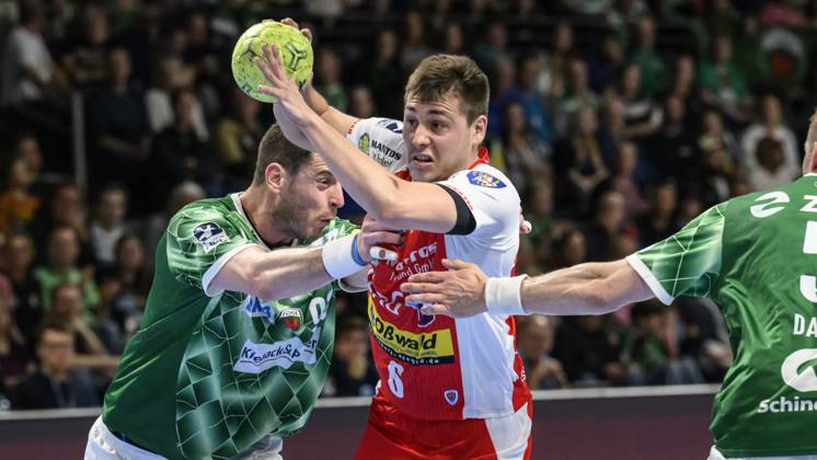 im Bild v.l.: Mijajlo Marsenic (Fuechse Berlin, 93), Aleksandar Capric (ThSV Eisenach, 06), Zweikampf, Action, Kampf, kaempft um den Ball, GER, Berlin, Handball, Fuechse Berlin vs ThSV Eisenach, DAIKIN Handball-Bundesliga, in der Max Schmeling Halle, 15.05.2025, Copyright: HMBxMedia UwexKoch