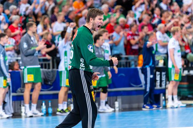 Simon Gade (TSV Hannover-Burgdorf, Nr. 16) (v.l.), TSV Hannover-Burgdorf (weiss) gegen MT Melsungen (rot) am 29. Spieltag der Saison 2024 2025 in der DAIKIN Handball-Bundesliga (16.05.2025, ZAG Arena (Hannover, GER), Copyright: xJanxGuentherx xTSVxHannover-Burgdorfx