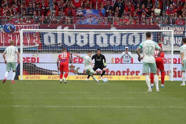 17.05.2025, xrekx, Fussball 1.Bundesliga, 1.FC Heidenheim - Werder Bremen v.l. Torschuss, Elfmeter, Strafstoss zum 0:1 durch Romano Schmid (SV Werder Bremen) Kevin Müller Mueller (1.FC Heidenheim 1846) (DFL DFB REGULATIONS PROHIBIT ANY USE OF PHOTOGRAPHS as IMAGE SEQUENCES and or QUASI-VIDEO) Heidenheim