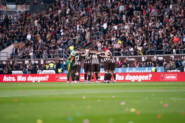 St Pauli Mannschaft beim Kreis vor Anpfiff, GER, FC St. Pauli vs. VfL Bochum, Fußball, Bundesliga, Spieltag 34, Saison 2024 2025, 17.05.2025 DFL REGULATIONS PROHIBIT ANY USE OF PHOTOGRAPHS AS IMAGE SEQUENCES AND OR QUASI-VIDEO GER, FC St. Pauli vs. VfL Bochum, Fußball, Bundesliga, Spieltag 34, Saison 2024 2025, 17.05.2025 Hamburg Copyright: xEibner-Pressefoto MaxxVincenx EP_MVN