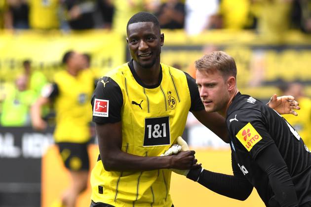 Serhou Guirassy (Borussia Dortmund) und Torwart Thomas Daehne (Holstein Kiel) gestikuliert, gestik waehrend des Spiels der 1. Bundesliga zwischen Borussia Dortmund und Holstein Kiel, SIGNAL IDUNA PARK am 17. May 2025 in Dortmund, Deutschland. (Foto von Ralf Treese521 DeFodi Images) +++ Serhou Guirassy (Borussia Dortmund) und Torwart Thomas Daehne (Holstein Kiel) gestures during the Bundesliga match between Borussia Dortmund and Holstein Kiel at Signal Iduna Park on May 17, 2025 in Dortmund, Germany. (Photo by Ralf Treese521 DeFodi Images) DFL regulations prohibit any use of photographs as image sequences and or quasi-video. (Photo by Ralf Treese521 DeFodi Images)