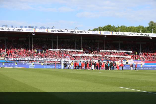 17.05.2025, xrekx, Fussball 1.Bundesliga, 1.FC Heidenheim - Werder Bremen v.l. Heidenheim bedankt bedanken sich bei den Fans, the player thanks the fans for their support Fans ,Stimmung, Schals, Trikot, Fahne, Banner, Ultras, Zuschauer, Besucher, Choreo, Choreografie, atmosphere, spectators, Visitors (DFL DFB REGULATIONS PROHIBIT ANY USE OF PHOTOGRAPHS as IMAGE SEQUENCES and or QUASI-VIDEO) Heidenheim