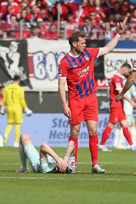 17.05.2025, xrekx, Fussball 1.Bundesliga, 1.FC Heidenheim - Werder Bremen v.l. Marvin Ducksch (SV Werder Bremen) verletzt, Verletzung, Schmerz, Schmerzen, injured, injury, pain, pains (DFL DFB REGULATIONS PROHIBIT ANY USE OF PHOTOGRAPHS as IMAGE SEQUENCES and or QUASI-VIDEO) Heidenheim