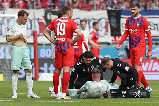 17.05.2025, xrekx, Fussball 1.Bundesliga, 1.FC Heidenheim - Werder Bremen v.l. Marvin Ducksch (SV Werder Bremen) verletzt, Verletzung, Schmerz, Schmerzen, injured, injury, pain, pains (DFL DFB REGULATIONS PROHIBIT ANY USE OF PHOTOGRAPHS as IMAGE SEQUENCES and or QUASI-VIDEO) Heidenheim