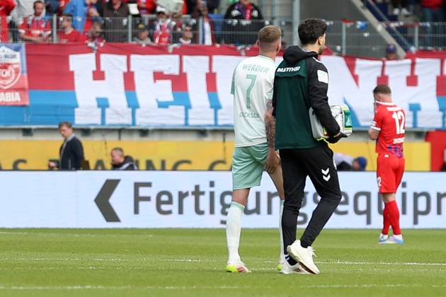 17.05.2025, xrekx, Fussball 1.Bundesliga, 1.FC Heidenheim - Werder Bremen v.l. Marvin Ducksch (SV Werder Bremen) verletzt, Verletzung, Schmerz, Schmerzen, injured, injury, pain, pains (DFL DFB REGULATIONS PROHIBIT ANY USE OF PHOTOGRAPHS as IMAGE SEQUENCES and or QUASI-VIDEO) Heidenheim
