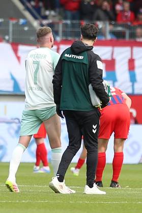 17.05.2025, xrekx, Fussball 1.Bundesliga, 1.FC Heidenheim - Werder Bremen v.l. Marvin Ducksch (SV Werder Bremen) verletzt, Verletzung, Schmerz, Schmerzen, injured, injury, pain, pains (DFL DFB REGULATIONS PROHIBIT ANY USE OF PHOTOGRAPHS as IMAGE SEQUENCES and or QUASI-VIDEO) Heidenheim