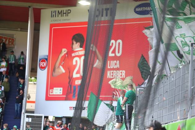 17.05.2025, xrekx, Fussball 1.Bundesliga, 1.FC Heidenheim - Werder Bremen v.l. Anzeigetafel, Videowall, Scoreboard, Info, Werbung Luca Kerber (1.FC Heidenheim 1846) Werder Fans ,Stimmung, Schals, Trikot, Fahne, Banner, Ultras, Zuschauer, Besucher, Choreo, Choreografie, atmosphere, spectators, Visitors (DFL DFB REGULATIONS PROHIBIT ANY USE OF PHOTOGRAPHS as IMAGE SEQUENCES and or QUASI-VIDEO) Heidenheim
