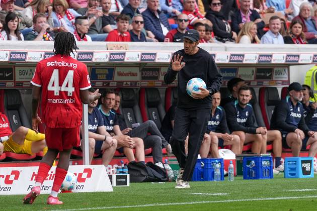Julian Schuster (SC Freiburg, Trainer) mit Ball in der Hand , Deutschland, Fussball, 1. Bundesliga, 34.Spieltag, 2024 2025, SC Freiburg vs. Eintracht Frankfurt, 17.05.2025, Europa-Park Stadion, Freiburg, Deutschland DFL REGULATIONS PROHIBIT ANY USE OF PHOTOGRAPHS AS IMAGE SEQUENCES AND OR QUASI-VIDEO. Freiburg Europa-Park Stadion Baden-Württemberg Deutschland Copyright: xArnexAmbergx