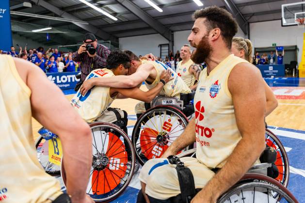 17.05.2025, GER, Rollstuhlbasketball, Maenner Frauen, Saison 24 25, 1.Bundesliga, PlayOff Finale, RSB Thuringia Bulls - RSV Lahn-Dill Im Bild Aliaksandr Halouski (RSB Thuringia Bulls), Driss Saaid (RSB Thuringia Bulls) Die Mannschaft der Thuringia Bulls schlägt im zweiten PlayOff Spiel erneut die Gastmannschaft vom RSV Lahn-Dill und gewinnt somit die Saison 24 25 - Deutsche Meisterschaft Deutscher Meister 99189 Elxleben Fit-In Freizeitanlage Sporthal Thueringen Deutschland