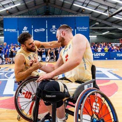 17.05.2025, GER, Rollstuhlbasketball, Maenner Frauen, Saison 24 25, 1.Bundesliga, PlayOff Finale, RSB Thuringia Bulls - RSV Lahn-Dill Im Bild Jordi Ruiz (RSB Thuringia Bulls), Lukas Glossner (RSB Thuringia Bulls) Die Mannschaft der Thuringia Bulls schlägt im zweiten PlayOff Spiel erneut die Gastmannschaft vom RSV Lahn-Dill und gewinnt somit die Saison 24 25 - Deutsche Meisterschaft Deutscher Meister 99189 Elxleben Fit-In Freizeitanlage Sporthal Thueringen Deutschland