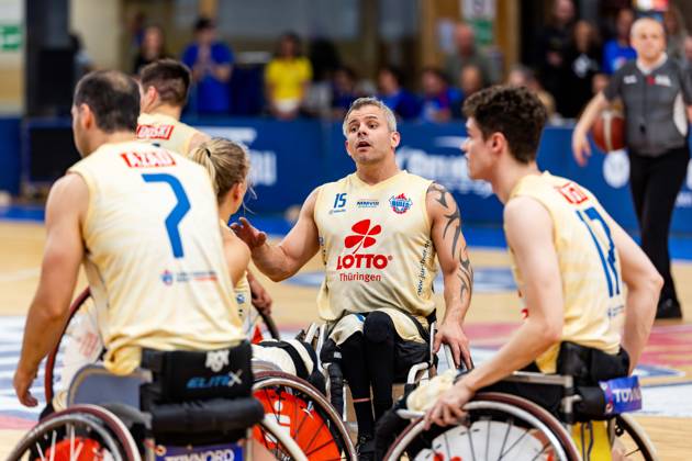 17.05.2025, GER, Rollstuhlbasketball, Maenner Frauen, Saison 24 25, 1.Bundesliga, PlayOff Finale, RSB Thuringia Bulls - RSV Lahn-Dill Im Bild Joakim Linden (RSB Thuringia Bulls) Die Mannschaft der Thuringia Bulls schlägt im zweiten PlayOff Spiel erneut die Gastmannschaft vom RSV Lahn-Dill und gewinnt somit die Saison 24 25 - Deutsche Meisterschaft Deutscher Meister 99189 Elxleben Fit-In Freizeitanlage Sporthal Thueringen Deutschland