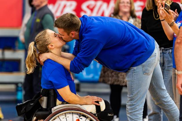 17.05.2025, GER, Rollstuhlbasketball, Maenner Frauen, Saison 24 25, 1.Bundesliga, PlayOff Finale, RSB Thuringia Bulls - RSV Lahn-Dill Im Bild Marie Kier (RSB Thuringia Bulls) gemeinsam mit ihrem Partner Die Mannschaft der Thuringia Bulls schlägt im zweiten PlayOff Spiel erneut die Gastmannschaft vom RSV Lahn-Dill und gewinnt somit die Saison 24 25 - Deutsche Meisterschaft Deutscher Meister 99189 Elxleben Fit-In Freizeitanlage Sporthal Thueringen Deutschland