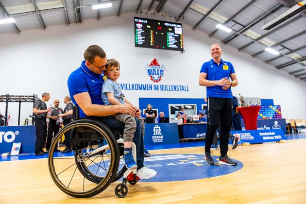 17.05.2025, GER, Rollstuhlbasketball, Maenner Frauen, Saison 24 25, 1.Bundesliga, PlayOff Finale, RSB Thuringia Bulls - RSV Lahn-Dill Im Bild Andre Bienek (RSB Thuringia Bulls) gemeinsam mit seinem Sohn Matteo Die Mannschaft der Thuringia Bulls schlägt im zweiten PlayOff Spiel erneut die Gastmannschaft vom RSV Lahn-Dill und gewinnt somit die Saison 24 25 - Deutsche Meisterschaft Deutscher Meister 99189 Elxleben Fit-In Freizeitanlage Sporthal Thueringen Deutschland