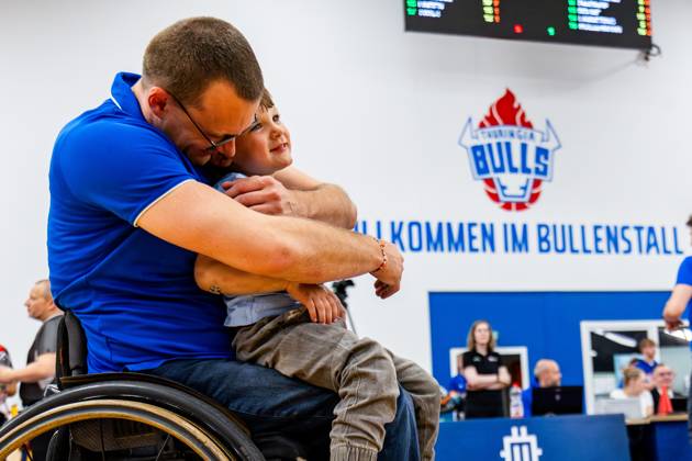 17.05.2025, GER, Rollstuhlbasketball, Maenner Frauen, Saison 24 25, 1.Bundesliga, PlayOff Finale, RSB Thuringia Bulls - RSV Lahn-Dill Im Bild Andre Bienek (RSB Thuringia Bulls) gemeinsam mit seinem Sohn Matteo Die Mannschaft der Thuringia Bulls schlägt im zweiten PlayOff Spiel erneut die Gastmannschaft vom RSV Lahn-Dill und gewinnt somit die Saison 24 25 - Deutsche Meisterschaft Deutscher Meister 99189 Elxleben Fit-In Freizeitanlage Sporthal Thueringen Deutschland
