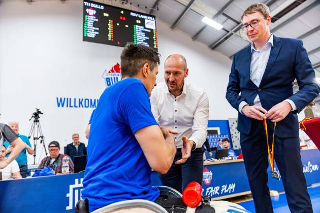 17.05.2025, GER, Rollstuhlbasketball, Maenner Frauen, Saison 24 25, 1.Bundesliga, PlayOff Finale, RSB Thuringia Bulls - RSV Lahn-Dill Im Bild Aliaksandr Halouski (RSB Thuringia Bulls) während der Medaillenübergabe durch David Moeller (Staatssekretär für und Ehrenamt in der Thüringer Staatskanzlei) Die Mannschaft der Thuringia Bulls schlägt im zweiten PlayOff Spiel erneut die Gastmannschaft vom RSV Lahn-Dill und gewinnt somit die Saison 24 25 - Deutsche Meisterschaft Deutscher Meister 99189 Elxleben Fit-In Freizeitanlage Sporthal Thueringen Deutschland