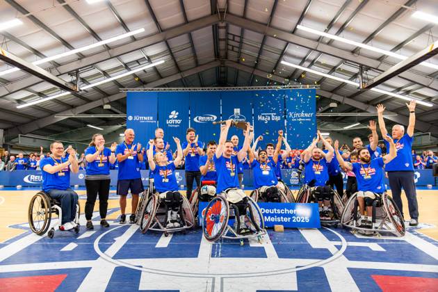 17.05.2025, GER, Rollstuhlbasketball, Maenner Frauen, Saison 24 25, 1.Bundesliga, PlayOff Finale, RSB Thuringia Bulls - RSV Lahn-Dill Im Bild der Kapitän Jens Albrecht (RSB Thuringia Bulls) streckt den Pokal vor der Mannschaft in die Luft Die Mannschaft der Thuringia Bulls schlägt im zweiten PlayOff Spiel erneut die Gastmannschaft vom RSV Lahn-Dill und gewinnt somit die Saison 24 25 - Deutsche Meisterschaft Deutscher Meister 99189 Elxleben Fit-In Freizeitanlage Sporthal Thueringen Deutschland