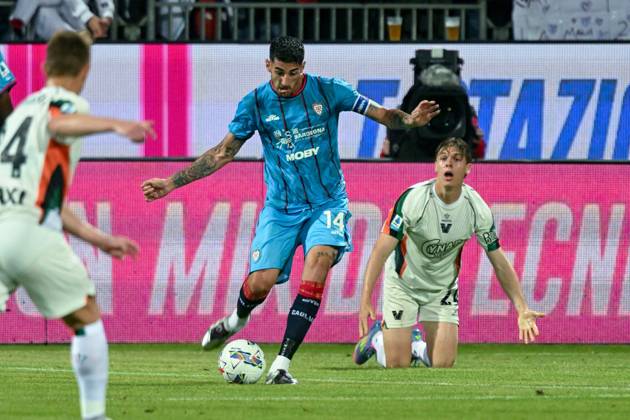 Cagliari s Alessandro Deiola in action during the Serie A soccer match between Cagliari Calcio and Venezia at the Unipol Domus in Cagliari, Sardinia - Sunday, 18 may 2025. - Soccer Copyright: x ®xGianlucaxZuddas LaPressex