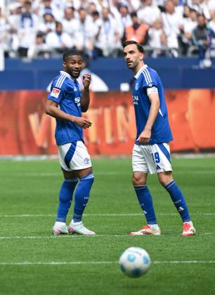 Moussa Sylla (FC Schalke 04), Kenan Karaman (FC Schalke 04), v.li. 18.05.2025, Fussball 2. Bundesliga, 34. Spieltag, Saison 2024 2025 FC Schalke 04 - SV Elversberg 1:2 Foto: Maik Hölter Team2 DFL regulations prohibit any use of photographs as image sequences and or quasi-video Gelsenkirchen Veltins Arena Nordrhein Westfalen Deutschland
