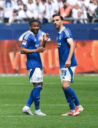 Moussa Sylla (FC Schalke 04), Kenan Karaman (FC Schalke 04), v.li. 18.05.2025, Fussball 2. Bundesliga, 34. Spieltag, Saison 2024 2025 FC Schalke 04 - SV Elversberg 1:2 Foto: Maik Hölter Team2 DFL regulations prohibit any use of photographs as image sequences and or quasi-video Gelsenkirchen Veltins Arena Nordrhein Westfalen Deutschland