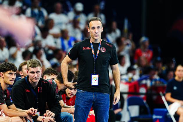 Roberto Garcia Parrondo (MT Melsungen, Trainer) GER, MT Melsungen vs. SG Flensburg-Handewitt, Handball, EHF European League, Halbfinale 1, Saison 2024 2025, 24.05.2025 GER, MT Melsungen vs. SG Flensburg-Handewitt, Handball, EHF European League, Halbfinale 1, Saison 2024 2025, 24.05.2025 Hamburg Copyright: xEibnerxPressefoto MarcelxvonxFehrnx EP_MFN
