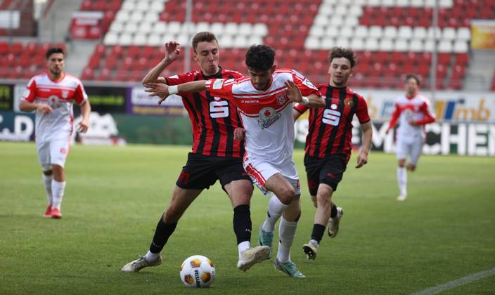 240525 Halle Saale Sachsen Anhalt Leuna Chemie Stadion Fußball Hallescher FC Halle HFC Regionalliga Nordost 4. Liga Männer Saison 2024 2025 Landespokal FSA Finale Pokalfinale 2025 Hallescher FC - 1. FC Lok Stendal Felix Kaschlaw (FC Lok Stendal) Serhat Polat 77 ( Hallescher FC)