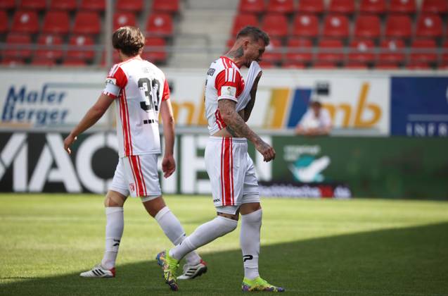 240525 Halle Saale Sachsen Anhalt Leuna Chemie Stadion Fußball Hallescher FC Halle HFC Regionalliga Nordost 4. Liga Männer Saison 2024 2025 Landespokal FSA Finale Pokalfinale 2025 Hallescher FC - 1. FC Lok Stendal Schiedsrichter Alexander Lücke Rote Karte Jan Löhmannsröben (Hallescher FC)