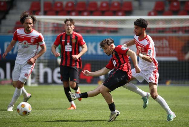 240525 Halle Saale Sachsen Anhalt Leuna Chemie Stadion Fußball Hallescher FC Halle HFC Regionalliga Nordost 4. Liga Männer Saison 2024 2025 Landespokal FSA Finale Pokalfinale 2025 Hallescher FC - 1. FC Lok Stendal Alexander Schleicher (FC Lok Stendal) Serhat Polat 77 ( Hallescher FC)