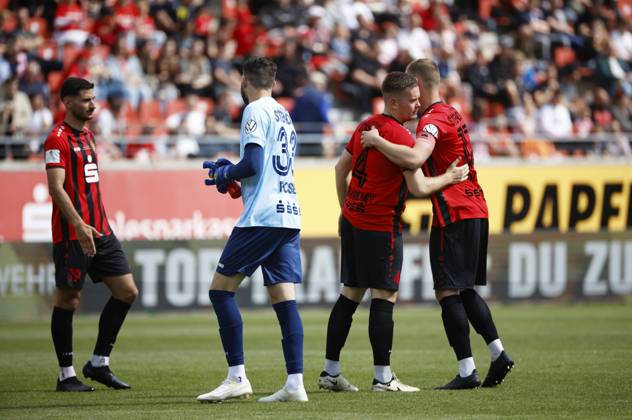 240525 Halle Saale Sachsen Anhalt Leuna Chemie Stadion Fußball Hallescher FC Halle HFC Regionalliga Nordost 4. Liga Männer Saison 2024 2025 Landespokal FSA Finale Pokalfinale 2025 Hallescher FC - 1. FC Lok Stendal enttäuscht Florin Stark (FC Lok Stendal) , Philip Poser Torwart (FC Lok Stendal) , Tim Schaarschmidt (FC Lok Stendal) Johannes Mahrhold (FC Lok Stendal)