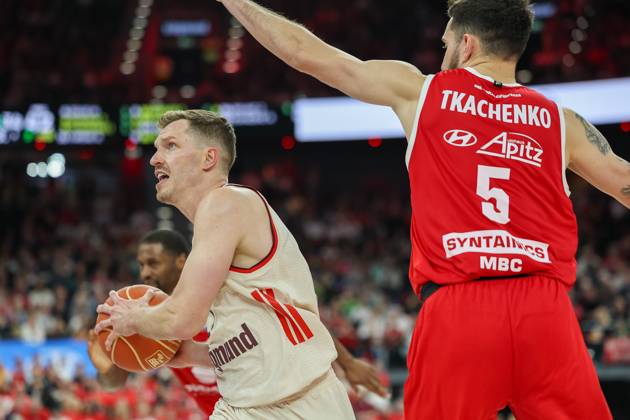 Andreas Obst (FC Bayern Basketball, 13) mit Ball mit Ivan Tkachenko (Syntainics MBC, 05), GER, FC Bayern Basketball vs. SYNTAINICS MBC, Basketball, easycredit Basketball Bundesliga, BBL, Playoffs, Viertelfinale, Saison 2024 2025, 24.05.2025, GER, FC Bayern Basketball vs. SYNTAINICS MBC, Basketball, easycredit Basketball Bundesliga, BBL, Playoffs, Viertelfinale, Saison 2024 2025, 24.05.2025 Muenchen Copyright: xEibner-Pressefoto JennixMaulx EP_JML