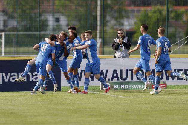 Jubel nach dem Tor zum 1:0, jubelnd, bejubelt, jubelt, jubeln, emotionen für Illertissen 24.05.2025, Fussball, Toto-Pokal, Finale, FV Illertissen - SpVgg Unterhaching, GER, Illertissen, Vöhlinstadion. Copyright: HMBxMedia xHeikoxBecker