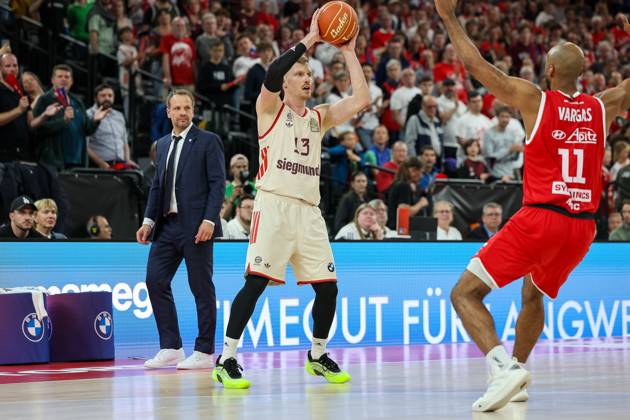 Andreas Obst (FC Bayern Basketball, 13) mit Ball mit Akeem Vargas (Syntainics MBC, 11) und Janis Gailitis (Syntainics MBC, Cheftrainer), GER, FC Bayern Basketball vs. SYNTAINICS MBC, Basketball, easycredit Basketball Bundesliga, BBL, Playoffs, Viertelfinale, Saison 2024 2025, 24.05.2025, GER, FC Bayern Basketball vs. SYNTAINICS MBC, Basketball, easycredit Basketball Bundesliga, BBL, Playoffs, Viertelfinale, Saison 2024 2025, 24.05.2025 Muenchen Copyright: xEibner-Pressefoto JennixMaulx EP_JML